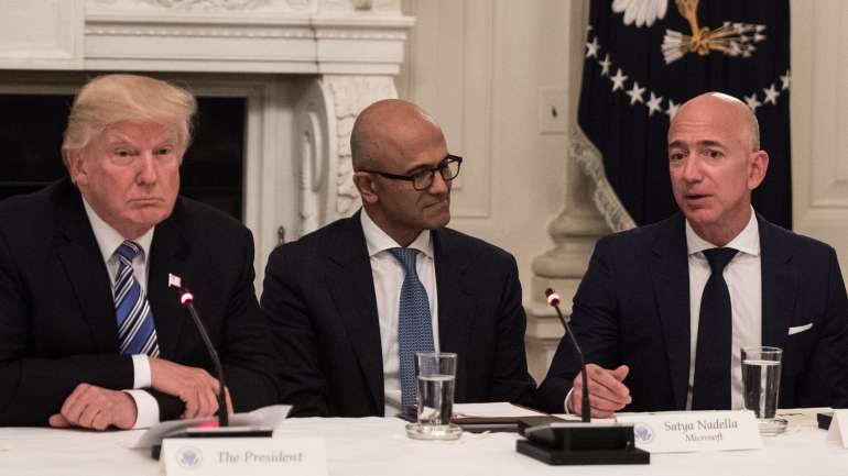 Donald Trump numa reunião com líderes tecnológicos na Casa Branca a 19 de junho de 2017. Ao centro, o CEO da Microsoft, Satya Nadella; à direita, o CEO e fundador da Amazon, Jeff Bezos