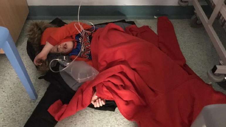 A fotografia de Jack, de quatro anos, deitado no chão de um hospital de Leeds foi enviada pela mãe da criança ao Yorkshire Evening Post