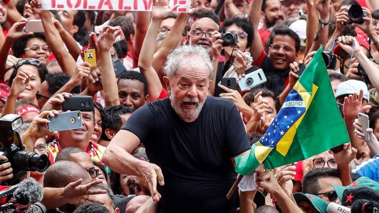 "Eles têm que saber que a partir de janeiro o Lula estará nas ruas outra vez", disse Lula da Silva