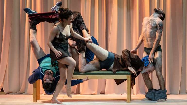 “Traduzir uma linguagem verbal para uma linguagem corporal e, assim, esbater as fronteiras que existem entre o que é o teatro e o que é a dança. É isto que tenho explorado”, diz Victor Hugo Pontes