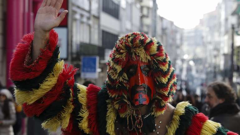 As ruidosas manifestações dos Caretos atraem, durante quatro dias, à aldeia de Podence milhares de curiosos portugueses e estrangeiros
