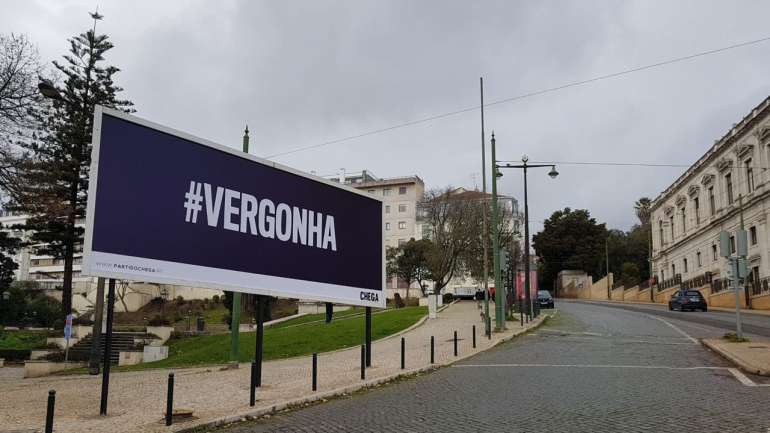 O cartaz do Chega situa-se na Calçada da Estrela, mesmo ao lado da Assembleia da República, em Lisboa