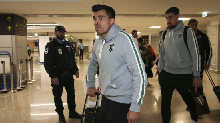 Acuña foi um dos jogadores mais visados na invasão à Academia, está nos Açores e vai prestar depoimento na terça-feira por videoconferência