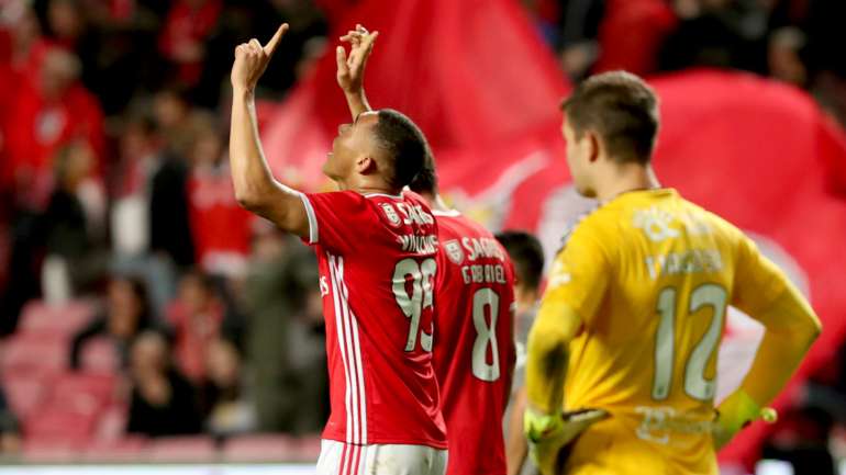 Carlos Vinícius apontou o golo da reviravolta que colocou o Benfica nos quartos da Taça de Portugal com culpas de Tiago Sá pelo meio
