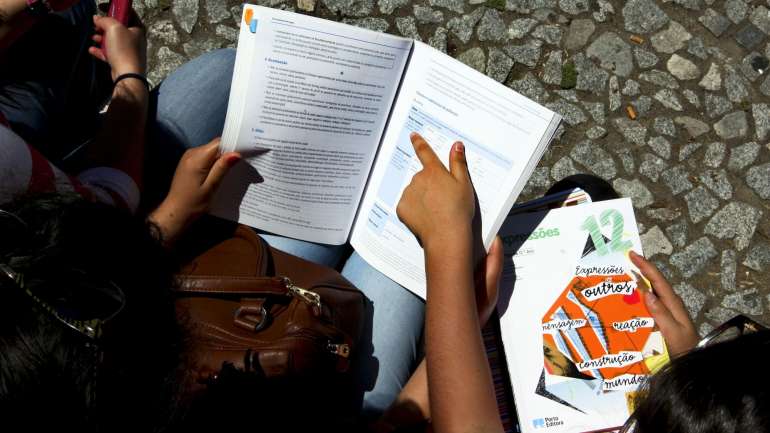 Os processos em causa dizem respeito a notas inflacionadas no 12.º ano para facilitar a entrada no ensino superior