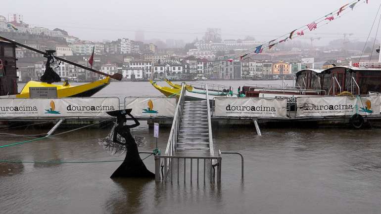 O presidente da Câmara Municipal do Porto criticou esta segunda-feira a ação da polícia marítima e da capitania face aos últimos quatro dias de mau tempo