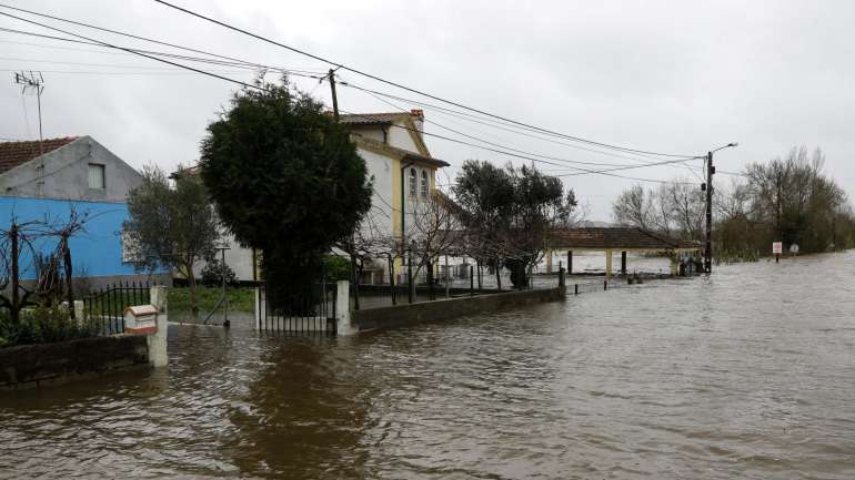 Casas isoladas e em zonas inundadas devido à subida da água dos rios Mondego e Ega, em Gronja do Ulmeiro, Montemor-o-Velho, este sábado. (@ PAULO NOVAIS/LUSA)