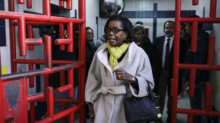 Francisca Van Dunem falava aos jornalistas durante uma visita ao EPL nesta véspera de Natal.