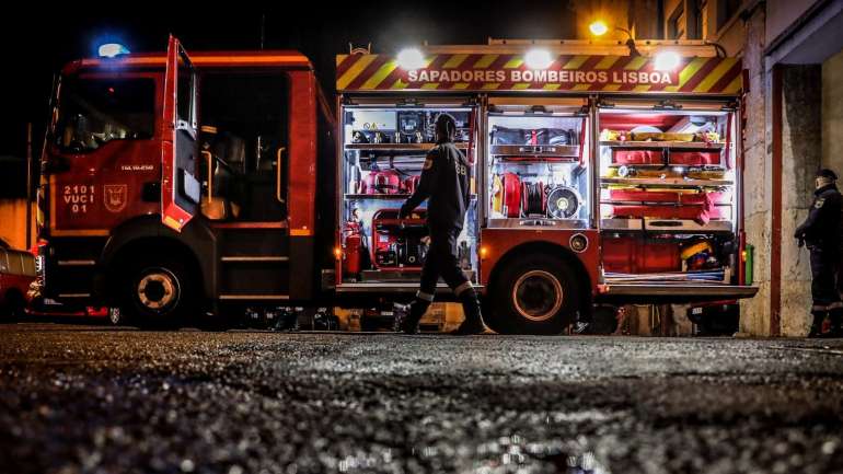 O incêndio terá deflagrado na conduta de exaustão de um restaurante.
