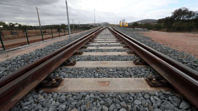 O mau tempo levou também a condicionamentos na circulação rodoviária e ferroviária