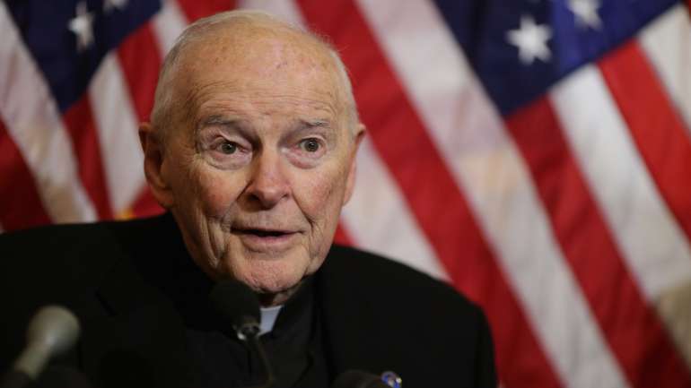 Depois de uma investigação encetada pelo próprio Vaticano, o ex-cardeal norte-americano Theodore McCarrick foi declarado culpado por abuso sexual de menores. Em fevereiro, o Papa expulsou-o do clero.