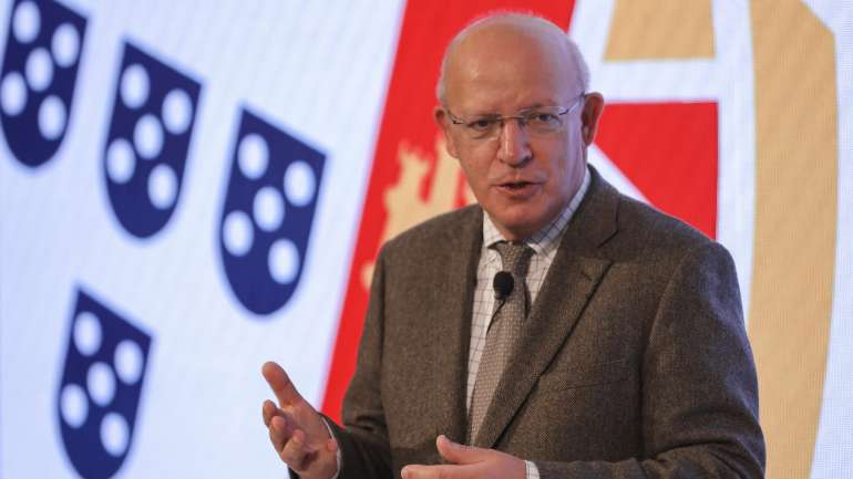 Para Augusto Santos Silva "é preciso mudar o tecido industrial", considerando que atrair investimento estrangeiro para o país também é uma forma do tecido nacional mudar, face à competição que vem de fora