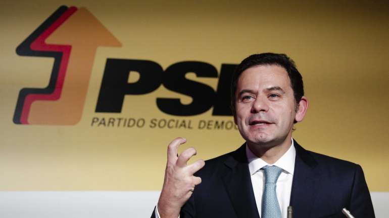 De manhã apresentou formalmente a sua candidatura à liderança do PSD, em Lisboa, à noite, Montenegro rumou a Santa Maria da Feira para apresentar a moção de estratégia global