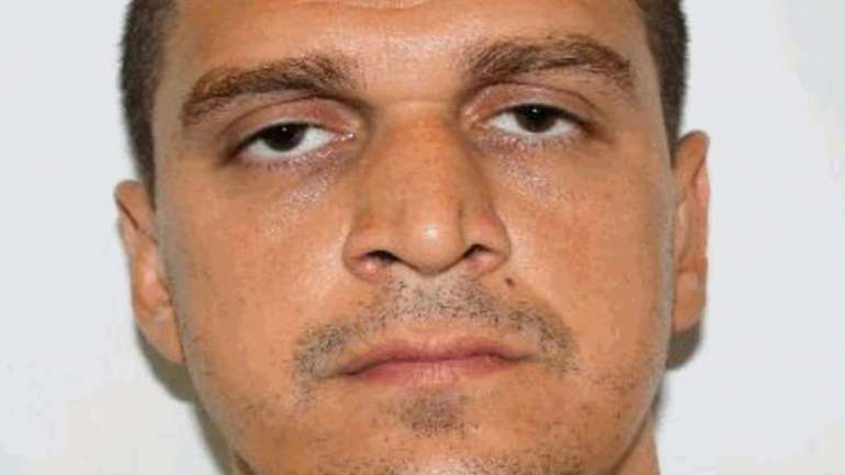 Eduardo Falzi Richard Cerquise, de 41 anos, continua em fuga, mas a sua casa foi revistada pelas autoridades