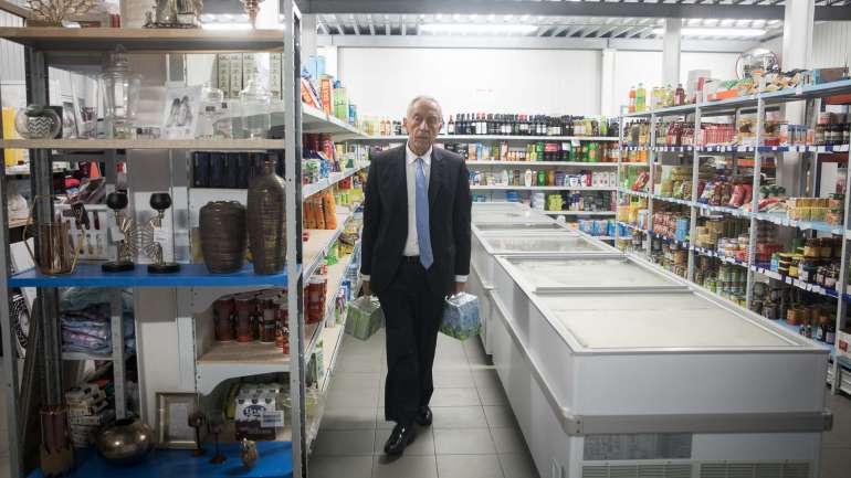 Marcelo Rebelo de Sousa chegou ao Corvo e nas primeiras cinco horas correu tudo o que pôde, falou tudo o que conseguiu e contou as horas para jantar