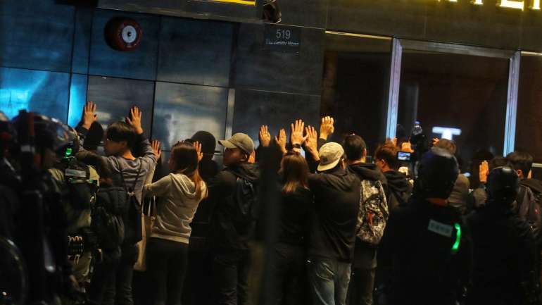 A polícia usou gás pimenta, gás lacrimogéneo e canhões de água para dispersar os manifestantes