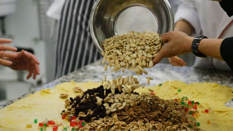 Na confeção do bolo-rei "gigante" deste ano, a pastelaria usou "cerca de 170 ovos, 50 quilos de farinha e 60 quilos de fruta em calda