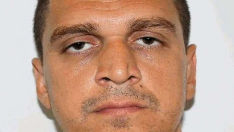 No decorrer das buscas, os agentes apreenderam 119 mil reais (26 mil euros), munições, uma arma falsa, computadores e uma camisola de uma "entidade filosófica e política"