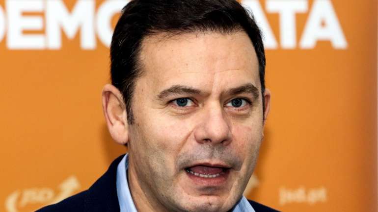 "Como é óbvio, o PSD só podia votar contra este orçamento", diz Montenegro