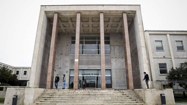 De acordo com os estudantes, também tem havido relatos de atividade criminosos nos campus da Ajuda e da Alameda