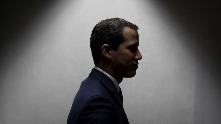 A eletricidade foi cortada entretanto no edifício após a entrada de Guaidó, impossibilitando a continuação da sessão, à meia-luz e com microfones e amplificadores desligados