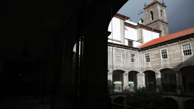 Além destes três agentes da polícia, o processo envolve ainda mais dois arguidos, um subcomissário do Comando Metropolitano do Porto e o proprietário de uma loja