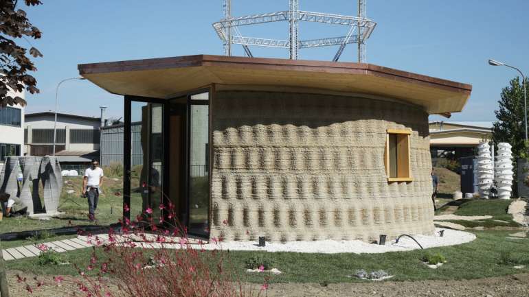 Cada casa é composta por 25% de solo extraído do local onde a casa será construída (30% de argila, 40% de lodo e 30% de areia), 40% de palha, 25% de casca de arroz e 10% de cal hidráulica