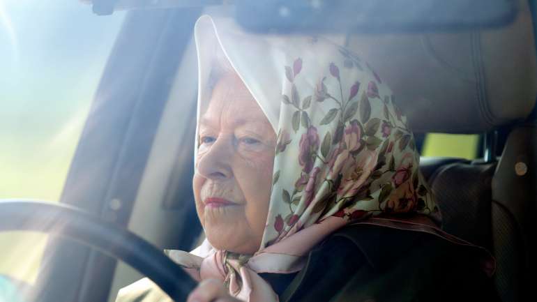 Na primeira aparição pública desde o rebentar do caso, Isabel II tentou manter as rotinas o mais próximo do habitual