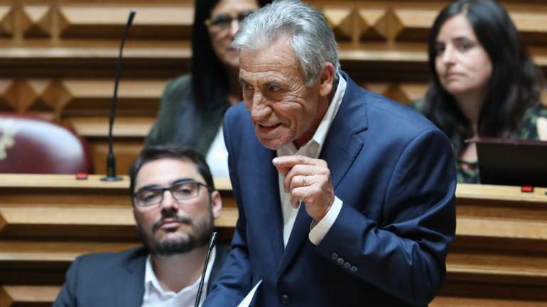 PCP insiste no englobamento para rendimentos superiores a 100 mil euros anuais.