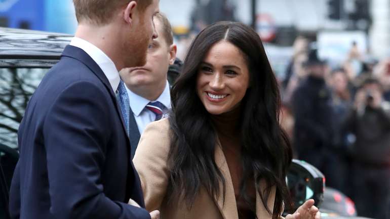 Isabel II emitiu um comunicado, depois de cerca de três horas de reunião com Carlos, William e Harry