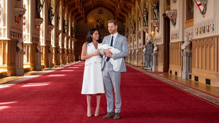 Meghan e Harry, aqui com o filho Archie, vai deixar de ser membros seniores da família real britânica. Mantêm o título de duques do Sussex