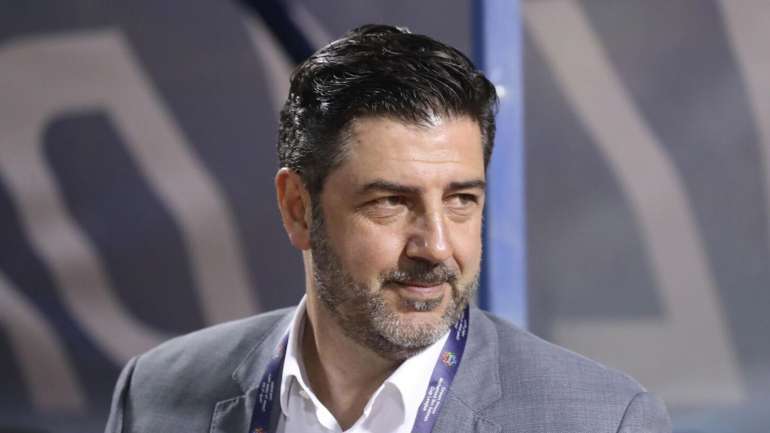 O técnico, de 49 anos, apanhou uma boleia de um jogador para fazer uma curta distância, mas este acabou por fazer o veículo embater numa pedra nas dunas