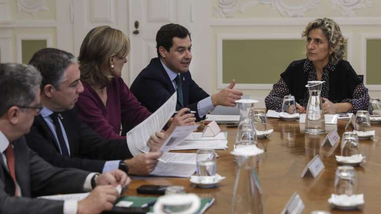 "Estivemos a falar um pouco da atualização da estratégia da eurorregião Alentejo-Algarve-Andaluzia, [...] no contexto de um novo quadro comunitário em que nós desejamos ver reforçadas as verbas da cooperação transfronteiriça", salientou Ana Abrunhosa depois de uma reunião com o chefe do governo de Andaluzia