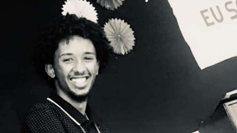 Foram detidos cinco homens, com idades entre os 22 e os 35 anos, "tendo sido apreendidos elementos probatórios relevantes"