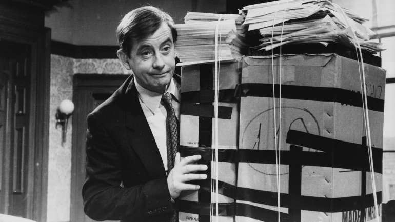 Derek Fowlds interpretava o secretário Bernard Woolley na série britânica "Sim, Senhor Ministro" e participou em "Heartbeat"