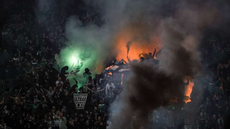 Sporting-Benfica esteve parado cinco minutos na segunda parte devido ao arremesso de tochas e potes de fumo