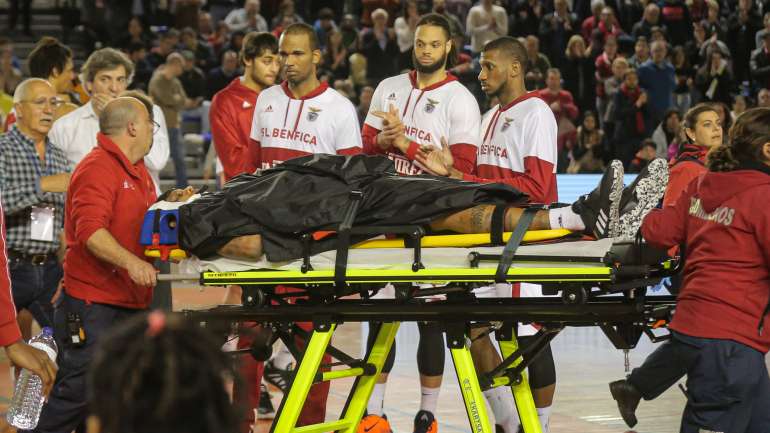 Clássico esteve interrompido cerca de 20 minutos para prestar assistência a Betinho antes da saída de maca para o hospital