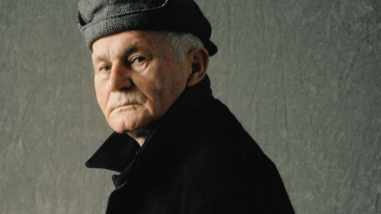 Bohumil Hrabal, considerado um dos mais importantes escritores checos do século XX, publicou "Uma Solidão Demasiado Ruidosa" clandestinamente