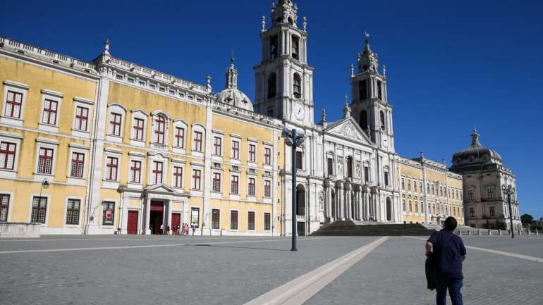 Os dois carrilhões e os 119 sinos, repartidos por sinos das horas, da liturgia e dos carrilhões, constituem o maior conjunto sineiro do mundo