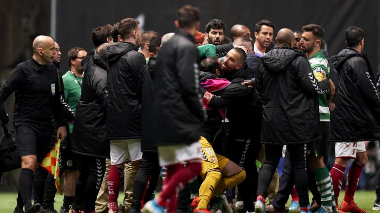 Expulsão de Mathieu originou grande confusão no relvado que levou Bruno Fernandes a ir fora das quatro linhas reclamar com a polícia