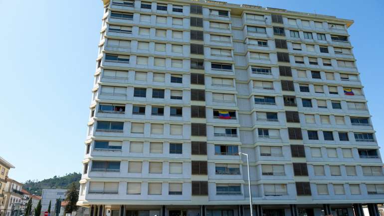 A contestação à habilitação de herdeiros da mulher de um dos moradores no prédio Coutinho, que morreu durante a tentativa de despejo, está a atrasar o desfecho dessa providência cautelar