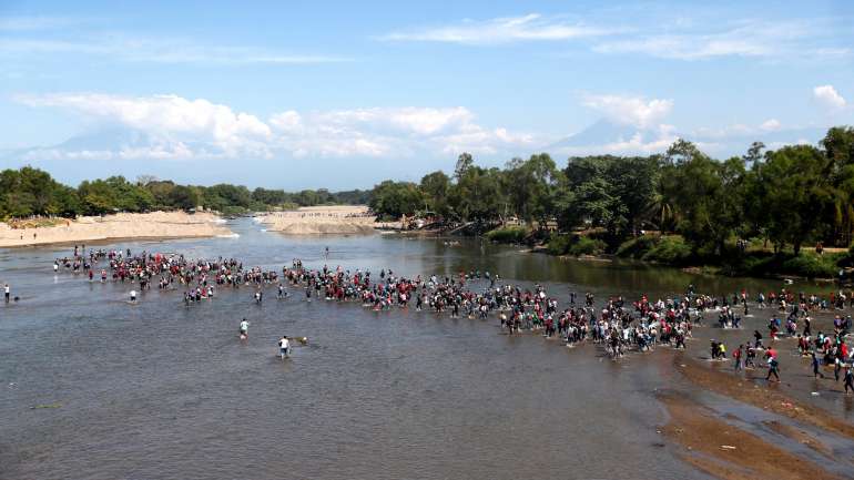 &quot;Queremos falar diretamente com o Presidente (mexicano) Lopez Obrador&quot;, lia-se numa faixa transportada por alguns migrantes