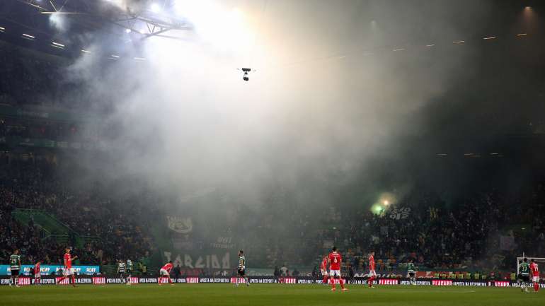 Último dérbi em Alvalade esteve interrompido cinco minutos devido ao arremesso de tochas e terminou com Benfica a fazer história