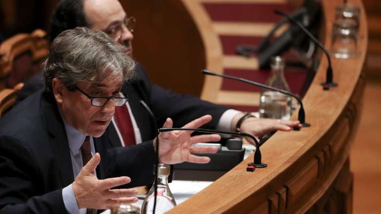 "Estávamos confrontados com a dupla situação de não podermos contratar uma tripulação externa, [ou seja], três guarnições, e não podíamos ter tripulação própria por incompatibilidade do sistema jurídico e legislativo nacional", disse Ricardo Serrão Santos