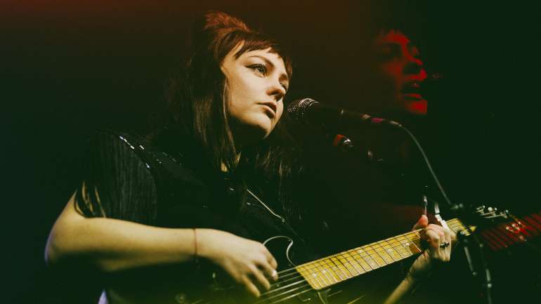 A digressão apresenta o mais recente álbum de Angel Olsen, "All Mirros", um disco de rainha no topo do jogo