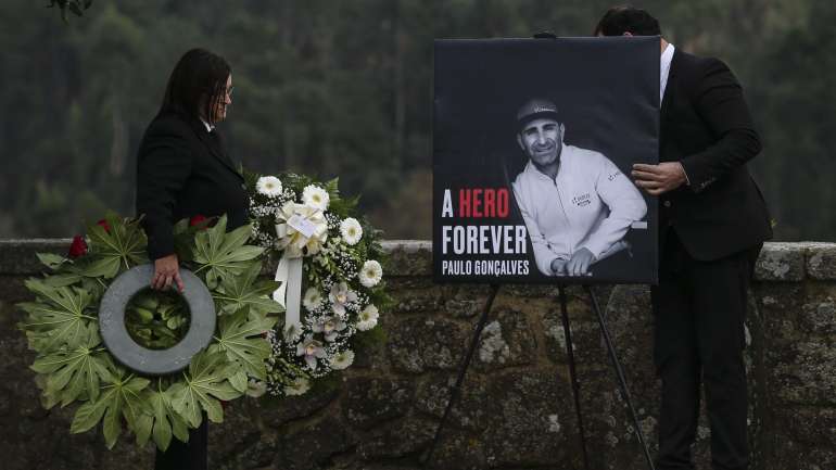 Na praça do município, foi realizado um minuto de silêncio por parte de largas centenas de pessoas que ali se juntaram