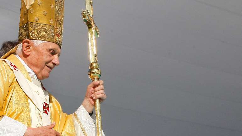 Bento XVI pediu a retirada do seu nome da autoria da obra por, alegadamente, não ter dado autorização para a utilização do seu texto num livro