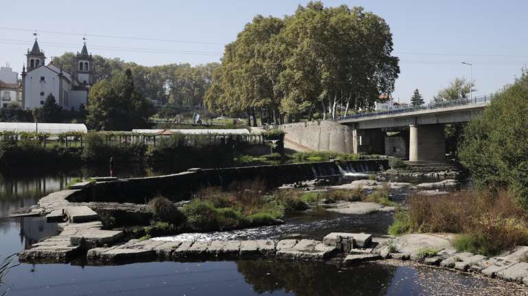 Segundo o Presidente da Câmara de Vila do Conde, a nova travessia sobre o rio Ave integra uma estratégia mais ampla de reorganização da rede viária no concelho e na região, com o objetivo de melhorar a circulação e reduzir constrangimentos nas principais vias urbanas