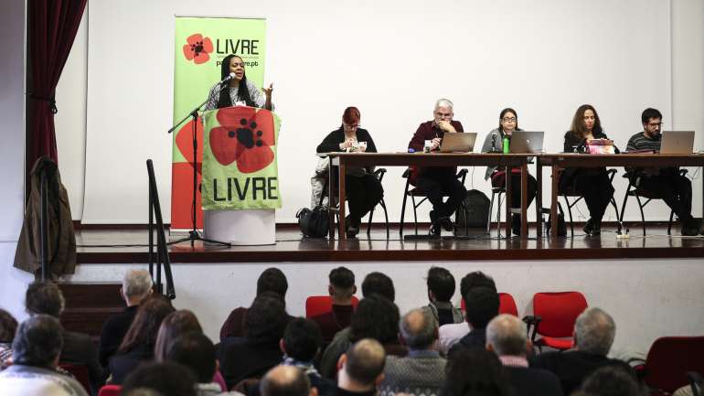 “Esta proposta estabelece um novo Imposto sobre o Tráfego Aéreo a ser incluído no Código dos Impostos Especiais de Consumo com o objetivo de cofinanciar o Programa de Investimento Ferroviário de Longo Curso (PIFeLoC)”, lê-se na proposta