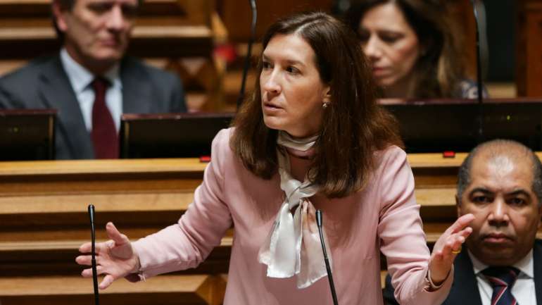Cecília Meireles destaca o "caráter cirúrgico" das propostas considerando que "podem melhorar um Orçamento" com o qual o CDS não concorda.